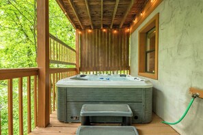 Outdoor spa tub - *Secluded 3BD w/ Hot Tub + Fireplace + Game Room* (Gatlinburg)