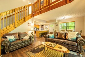 TV, fireplace - *Secluded 3BD w/ Hot Tub + Fireplace + Game Room* (Gatlinburg)