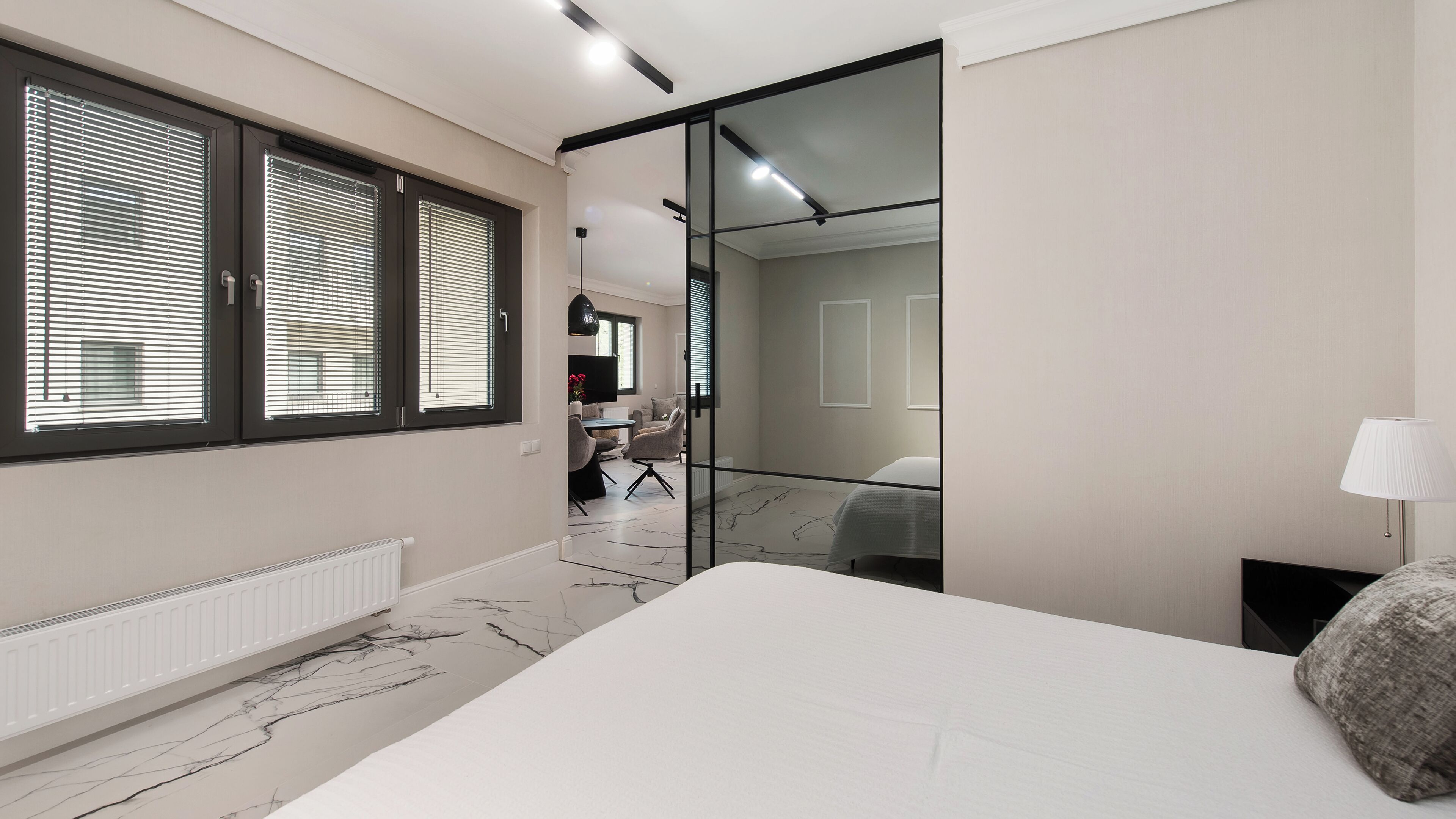 Apartament | Decoració individual, mobiliari individual i planxa i posts de planxar 