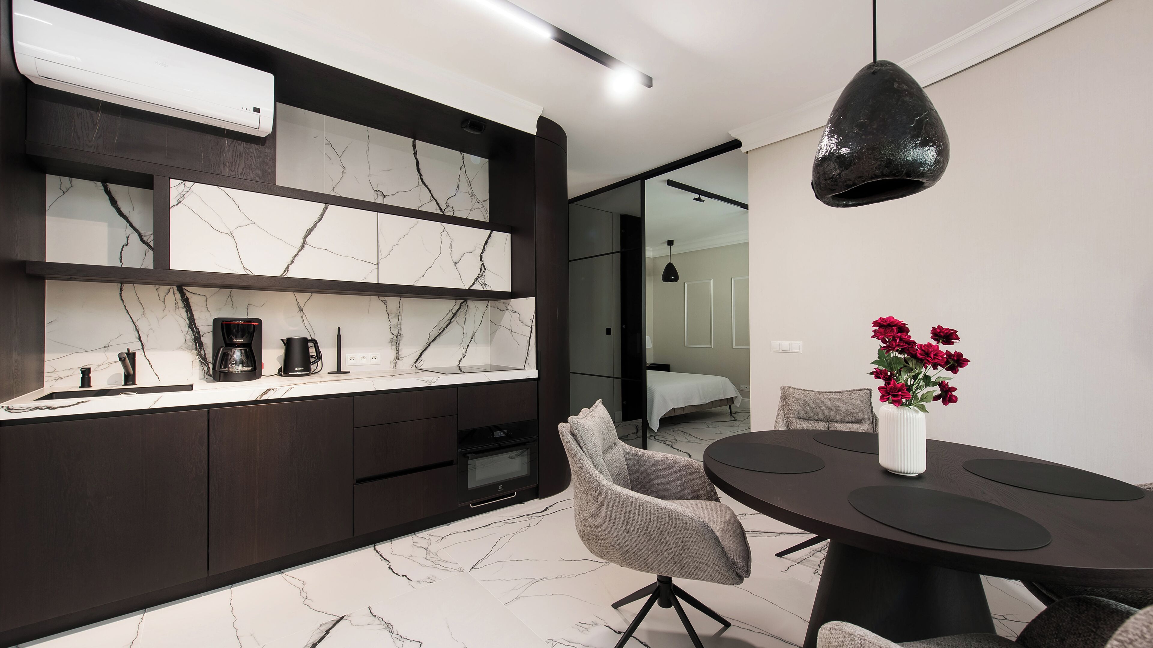 Apartment | Eigene Küche | Kühlschrank, Herdplatte, Wasserkocher, Kochgeschirr/Geschirr/Besteck