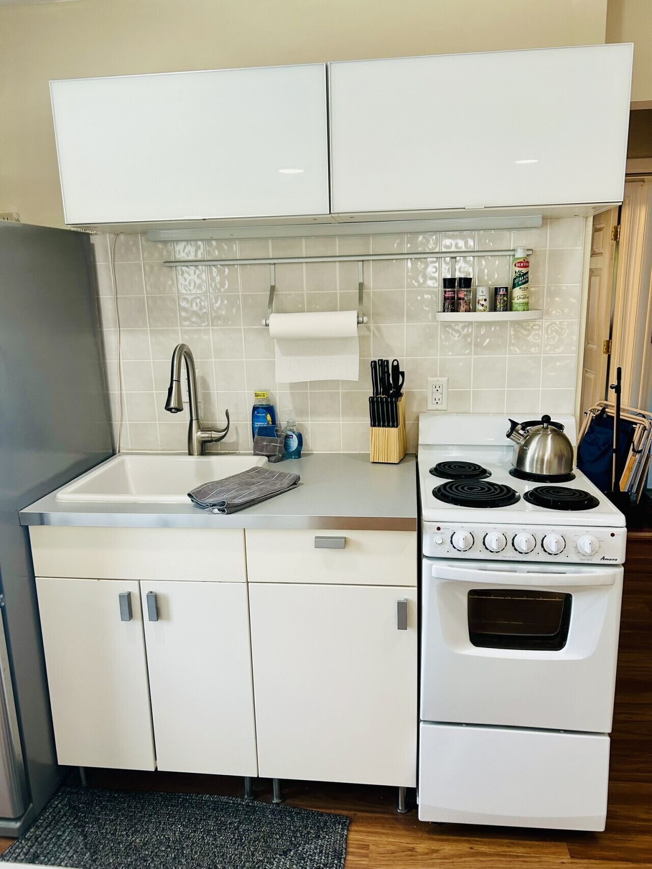Refrigerador, microondas, horno y parrilla de estufa 