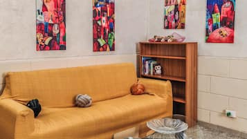 Appartamento, patio | Ferro/asse da stiro, Wi-Fi gratuito