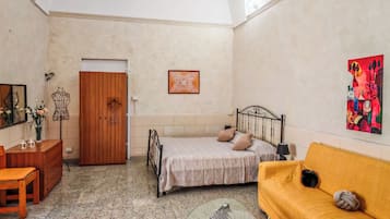 Appartamento, patio | Ferro/asse da stiro, Wi-Fi gratuito