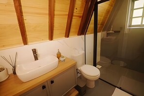 Comfort-mökki | Kylpyhuone | Erillinen kylpyamme ja suihku, ilmaiset hygieniatuotteet
