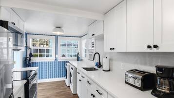 Coffee/tea maker, fridge, microwave, oven