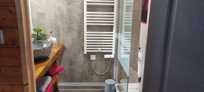 Douche, sèche-cheveux, serviettes fournies