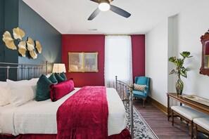 Apartment, 1 Queen-Bett, Küche (The Bavarian Inn 5) | 1 Schlafzimmer, individuell dekoriert, individuell eingerichtet