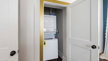 Bloc d'apartaments, 1 llit de matrimoni, cuina (The Bavarian Inn 5) | Bugaderia