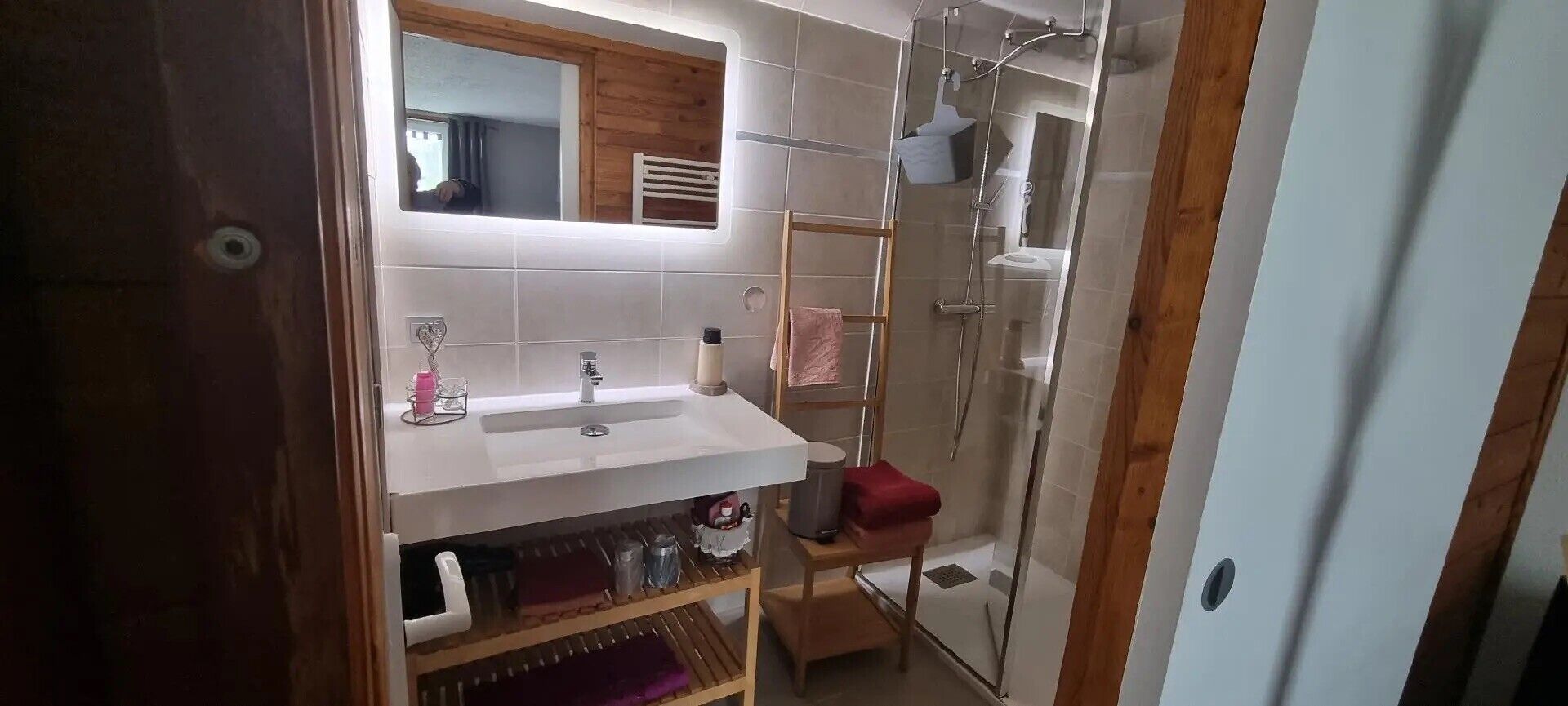 Een douche, een haardroger, handdoeken