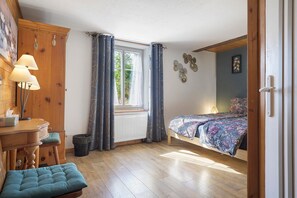 Room - Guesthouse “Goddess of the Harvest Room” with Shared Terrace, Garden, and Wi-Fi (Gerbépal)