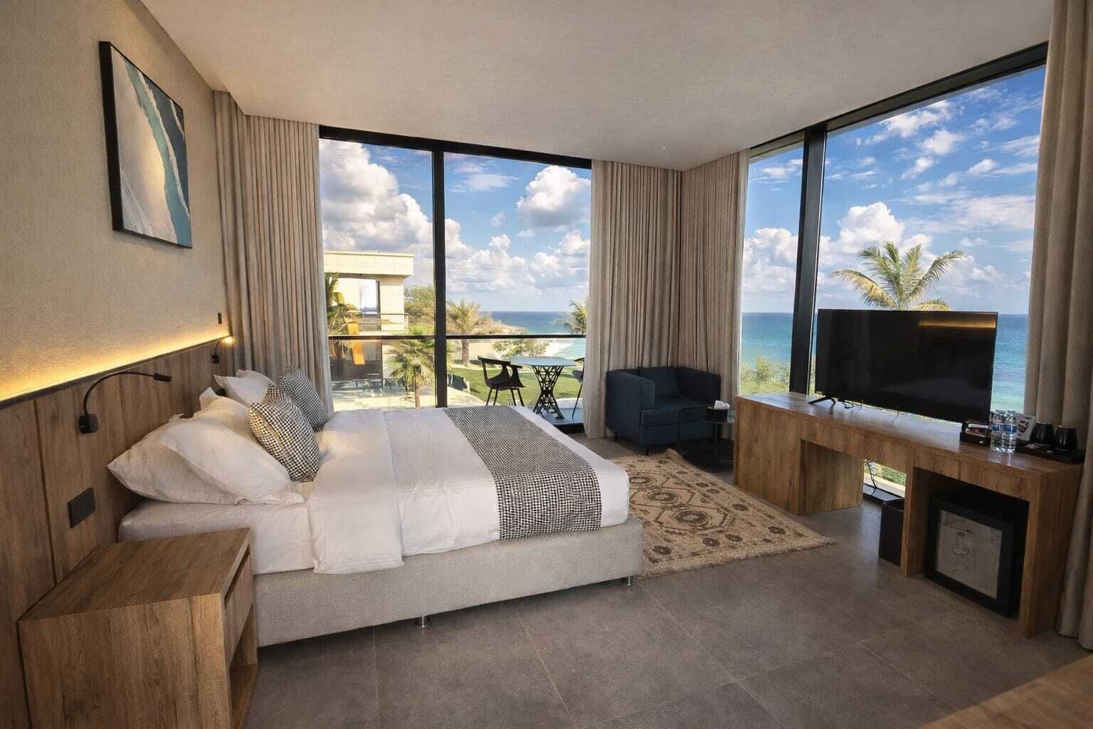 Habitació doble panoràmica, balcó, vistes al mar | Caixa forta a l'habitació i cortines opaques 