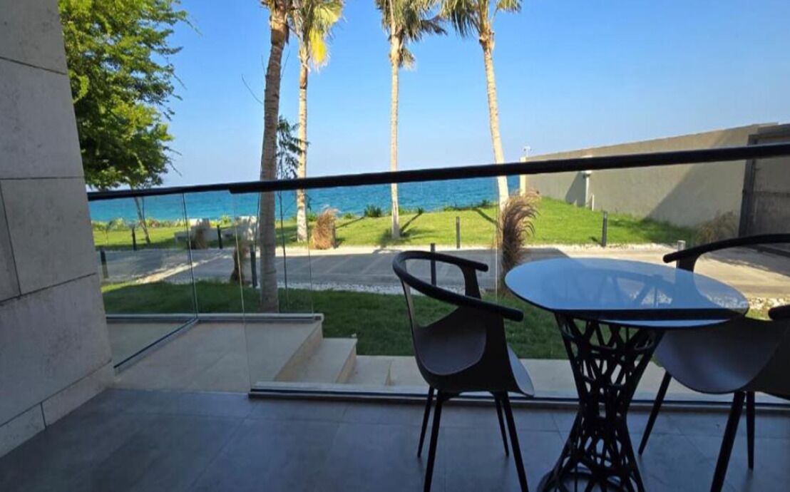 Habitació amb dos llits individuals Deluxe, balcó, vistes al mar | Servei de restauració a l'aire lliure | Ofereix vistes a la piscina 