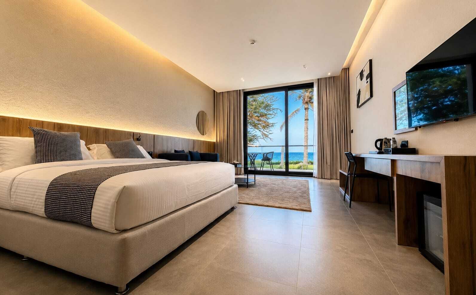 Habitació doble Deluxe, balcó | Caixa forta a l'habitació i cortines opaques 