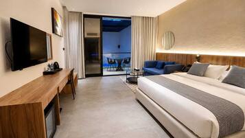 Quarto casal luxo, varanda, vista para o pátio | Cofres nos quartos, cortinas blackout, quartos à prova de som