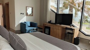Panorama-Zimmer, Balkon, Poolblick | Zimmersafe, Verdunkelungsvorhänge, schallisolierte Zimmer