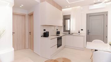 Ground Suite | Cucina privata | Forno, piano cottura, macchina per caffè espresso, macchina per tè/caffè