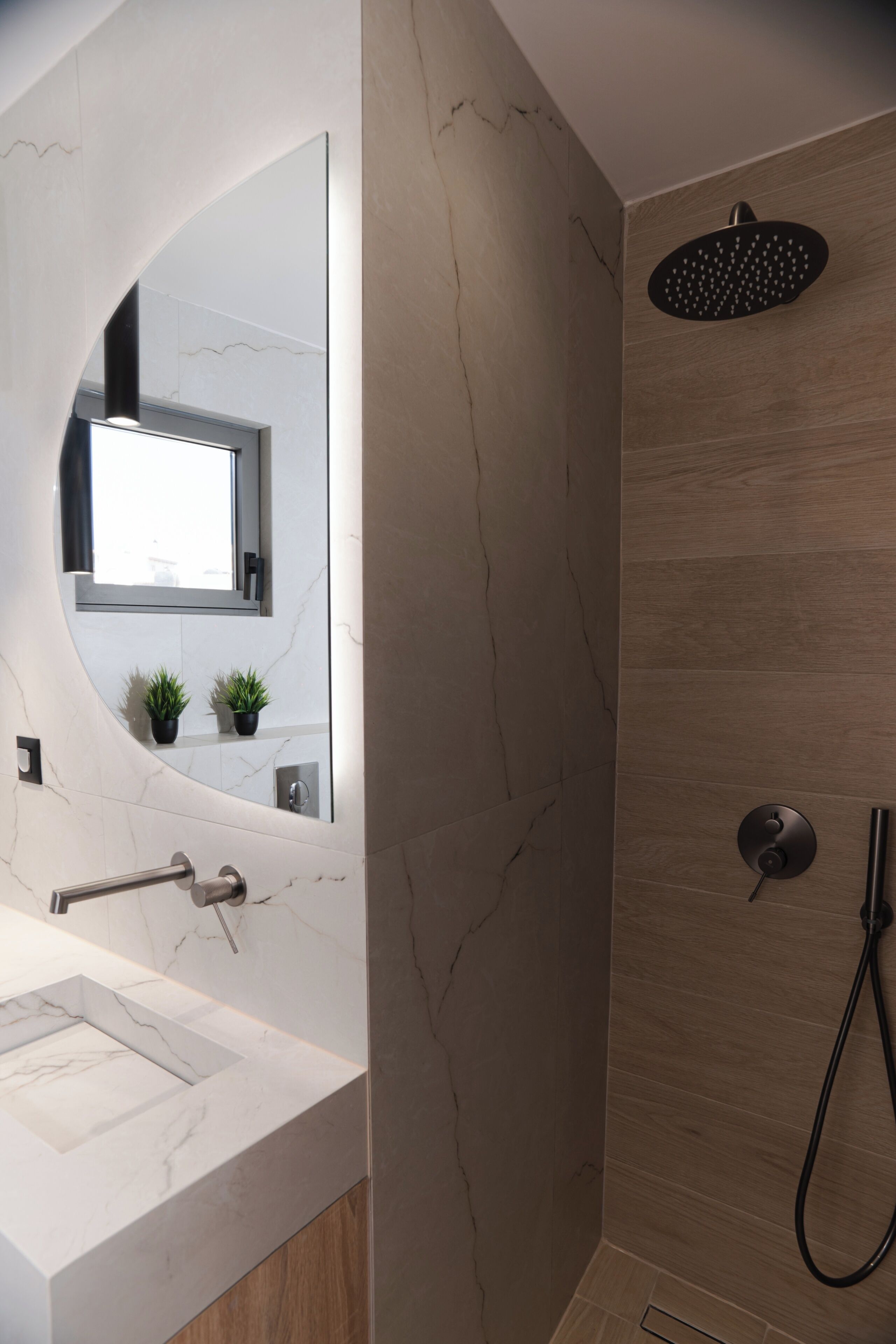 Second Floor Suite With Terrace | Bathroom | Shower, rainfall showerhead, free toiletries, hair dryer