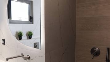 Second Floor Suite With Terrace | Bathroom | Shower, rainfall showerhead, free toiletries, hair dryer