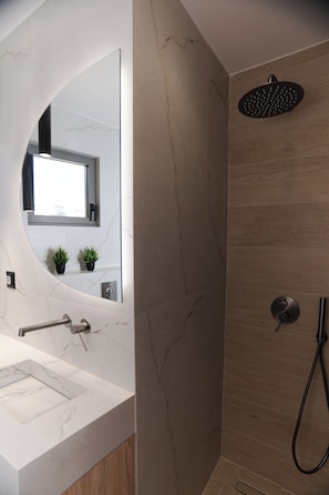 Second Floor Suite With Terrace | Bathroom | Shower, rainfall showerhead, free toiletries, hair dryer - Kandia Suites (Heraklion)