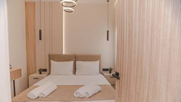 First Floor Suite | Tende oscuranti, insonorizzazione, ferro/asse da stiro, Wi-Fi gratuito