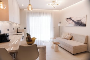 Second Floor Suite With Terrace | Living area - Kandia Suites (Heraklion)