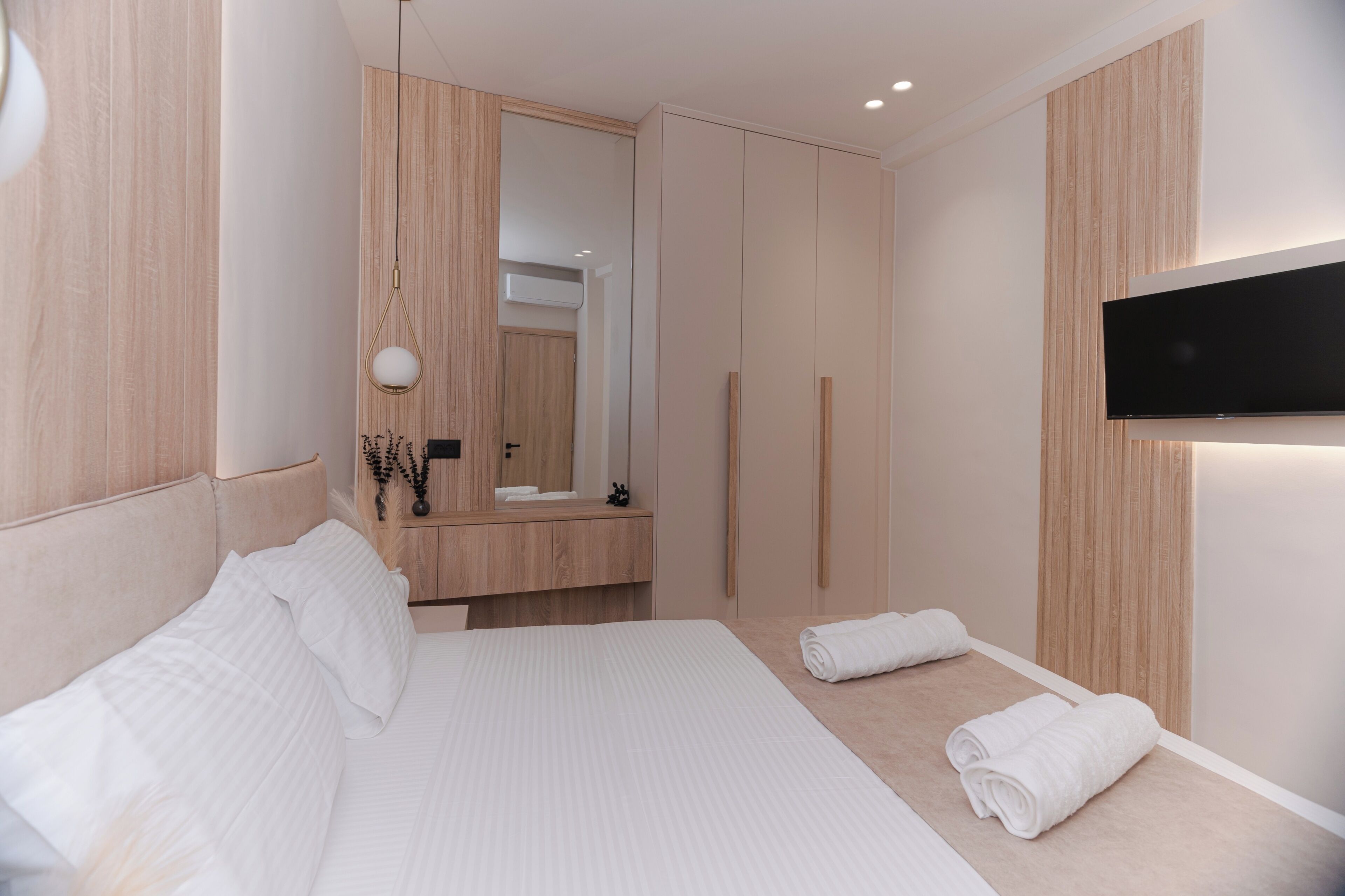 Ground Quadruple Suite | Blackout drapes, soundproofing, iron/ironing board, free WiFi