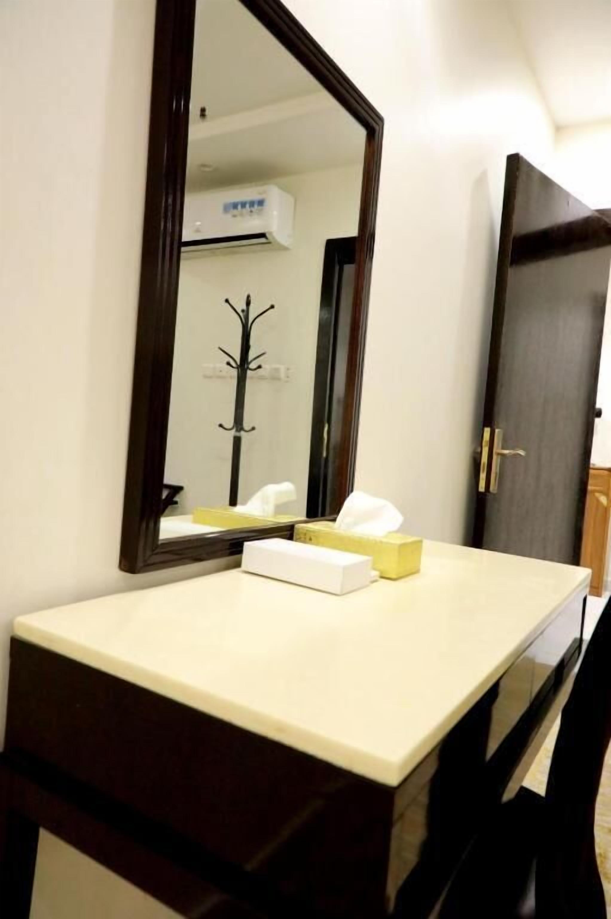 Deluxe Studio Suite, City View | Bathroom | Shower