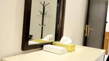 Deluxe Studio Suite, City View | Bathroom | Shower