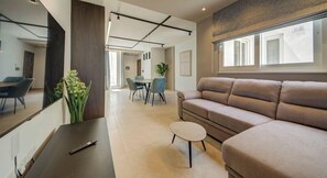 TV - Qawra Sea View Penthouse Near Beach (San Pawl il-Baħar)