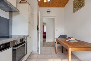 A compact kitchen with a built-in oven and a modern stovetop. - Holiday Apartment for 6 People (83 sqm) in Redefin (Redefin)