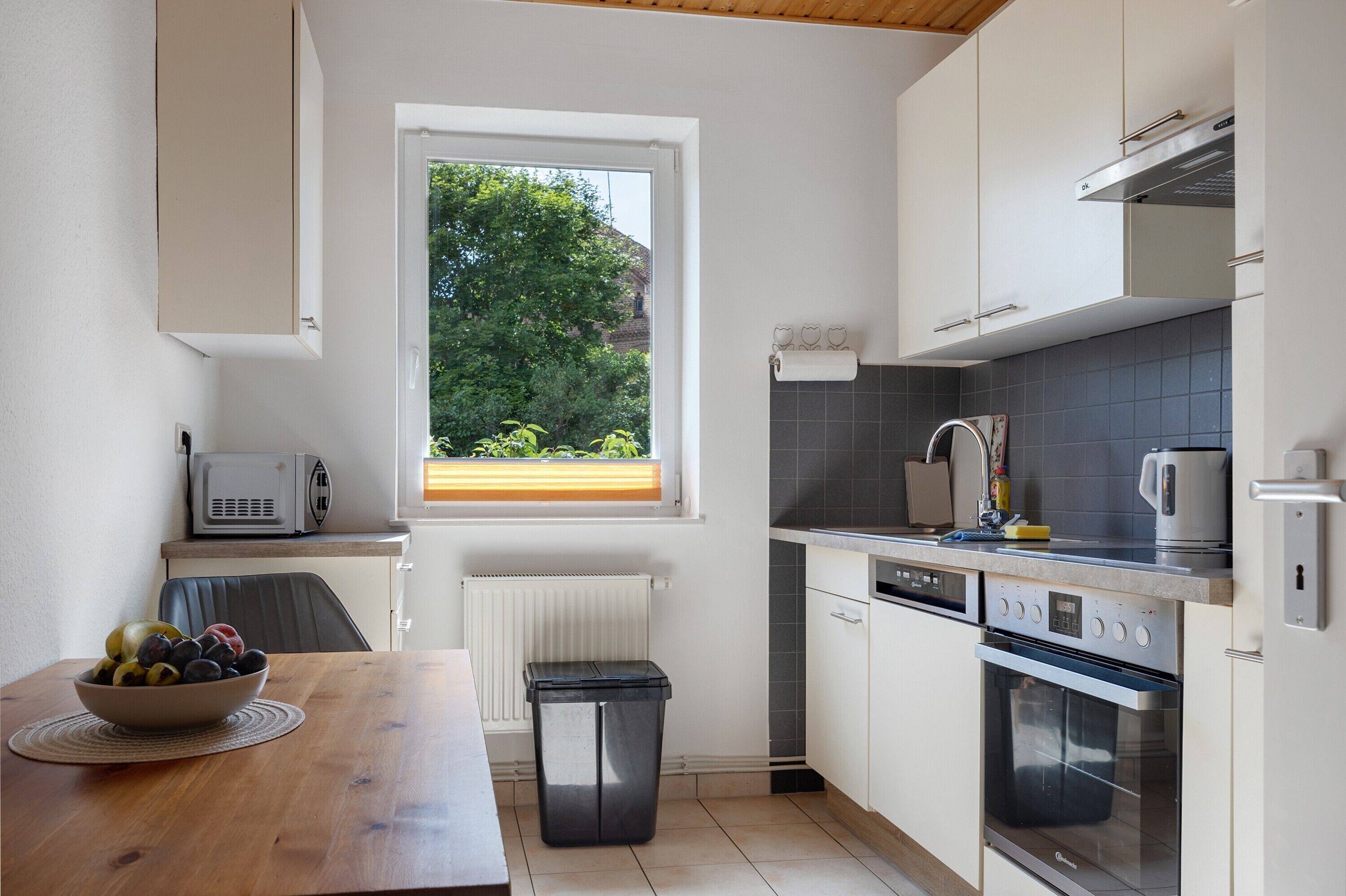 Wasserkocher mit Kaffee-/Teezubehör, Kühlschrank, Mikrowelle, Ofen