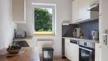Wasserkocher mit Kaffee-/Teezubehör, Kühlschrank, Mikrowelle, Ofen