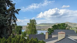 A residential area with houses, trees, and a lake in the background. - Turquoise Tide Retreat, Top Floor, Steps to Lake (Chelan)