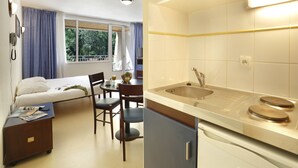 Quarto de hotel com cama, mesa de cabeceira, cadeira, mesa de jantar e vista para o exterior.