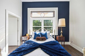 Leilighet, 1 queensize-seng, kjøkken (The Bavarian Inn 4) | 1 soverom, individuelt dekorert og individuelt innredet