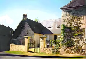 Exterior - Gîte Maridou - Shared Pool, Wi-Fi, and Air Conditioning in Peyrignac, Périgord (Peyrignac)