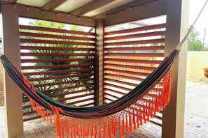 Property grounds - This cozy 3BD villa is located only 8 minutes from Eagle, Arashi and Palm Beaches<br>- your own private pool <br>- total privacy with an 8 feet wall fence around the property<br>- huge 40 square meters covered outdoor living area<br>- BBQ and outdoor (Noord)