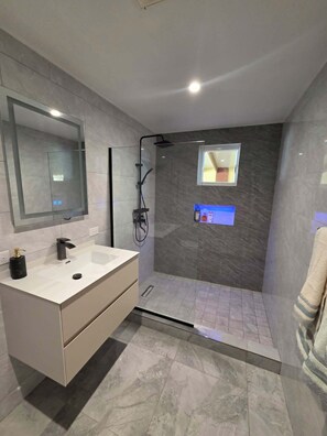 Hair dryer, towels - This cozy 3BD villa is located only 8 minutes from Eagle, Arashi and Palm Beaches<br>- your own private pool <br>- total privacy with an 8 feet wall fence around the property<br>- huge 40 square meters covered outdoor living area<br>- BBQ and outdoor (Noord)