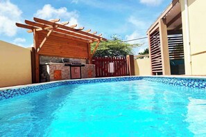 Pool - This cozy 3BD villa is located only 8 minutes from Eagle, Arashi and Palm Beaches<br>- your own private pool <br>- total privacy with an 8 feet wall fence around the property<br>- huge 40 square meters covered outdoor living area<br>- BBQ and outdoor (Noord)