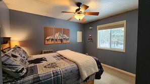 Room - Upper Peninsula Peaceful Cabin (Nadeau Township)