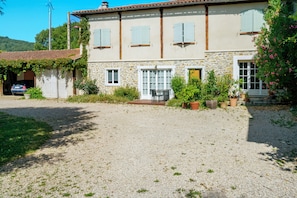Exterior - Gite L'aventura: Privileged Setting with Mountain Views (Régades)