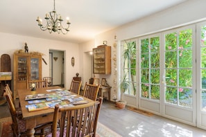 Dining - Gite L'aventura: Privileged Setting with Mountain Views (Régades)