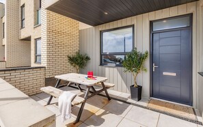 Outdoor dining - Culver Coast Apartment (Sandown)