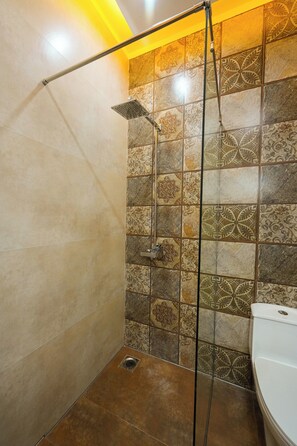Douche, sèche-cheveux, serviettes fournies, savon