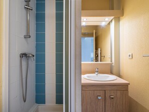 Apartment | Bathroom - Coastal Couples Retreat Near Argentiere (La Londe-les-Maures)