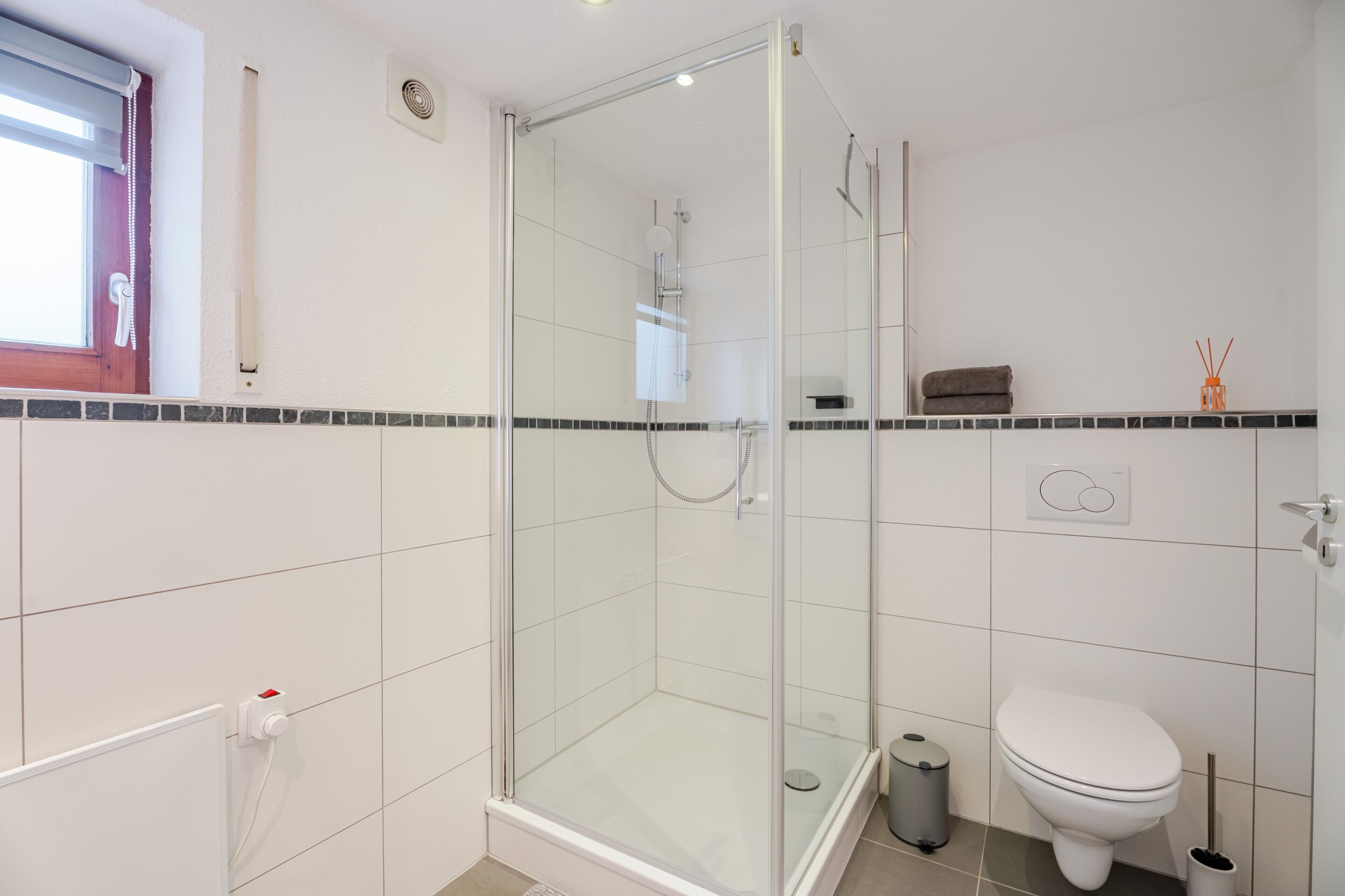 Shower, hair dryer, towels