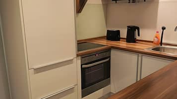 Fridge, oven, stovetop, coffee/tea maker