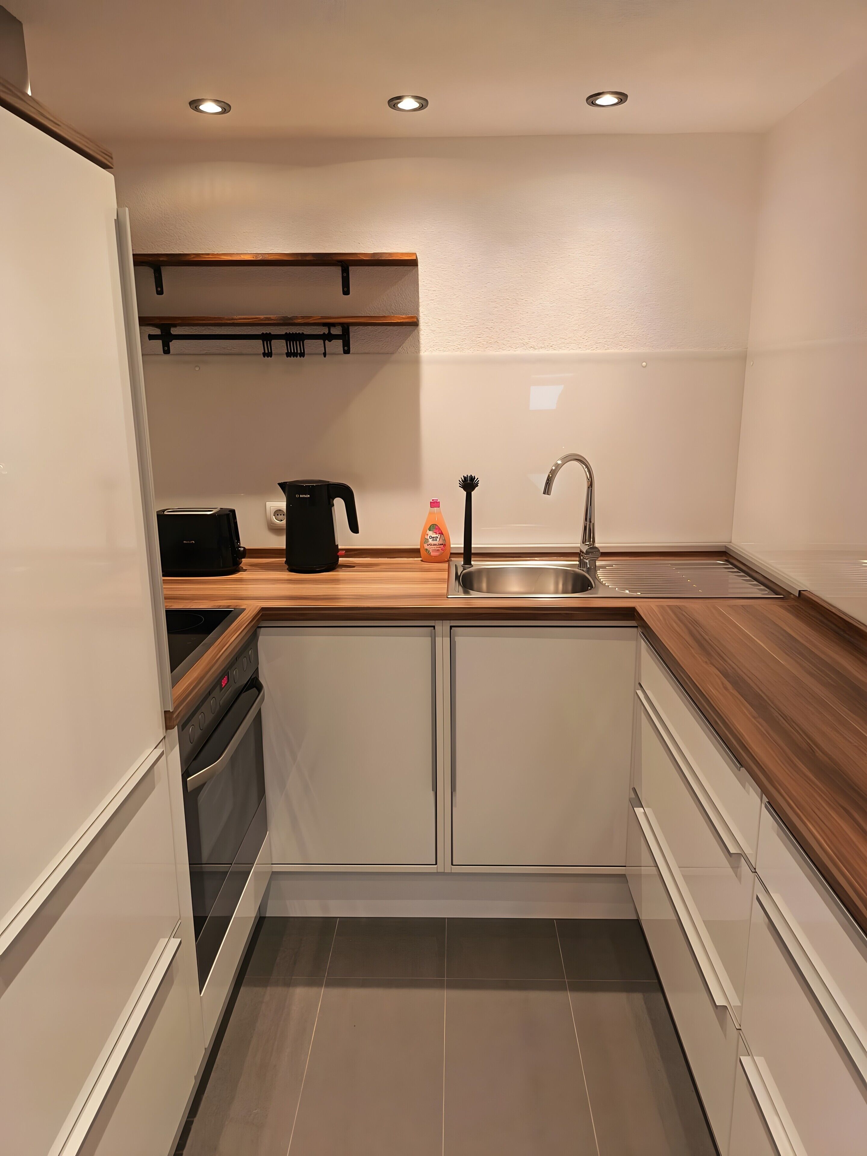 Fridge, oven, stovetop, coffee/tea maker