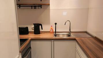 Fridge, oven, stovetop, coffee/tea maker