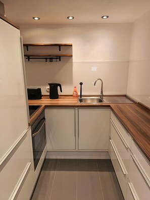 Refrigerador, horno, placa de cocina, cafetera/tetera